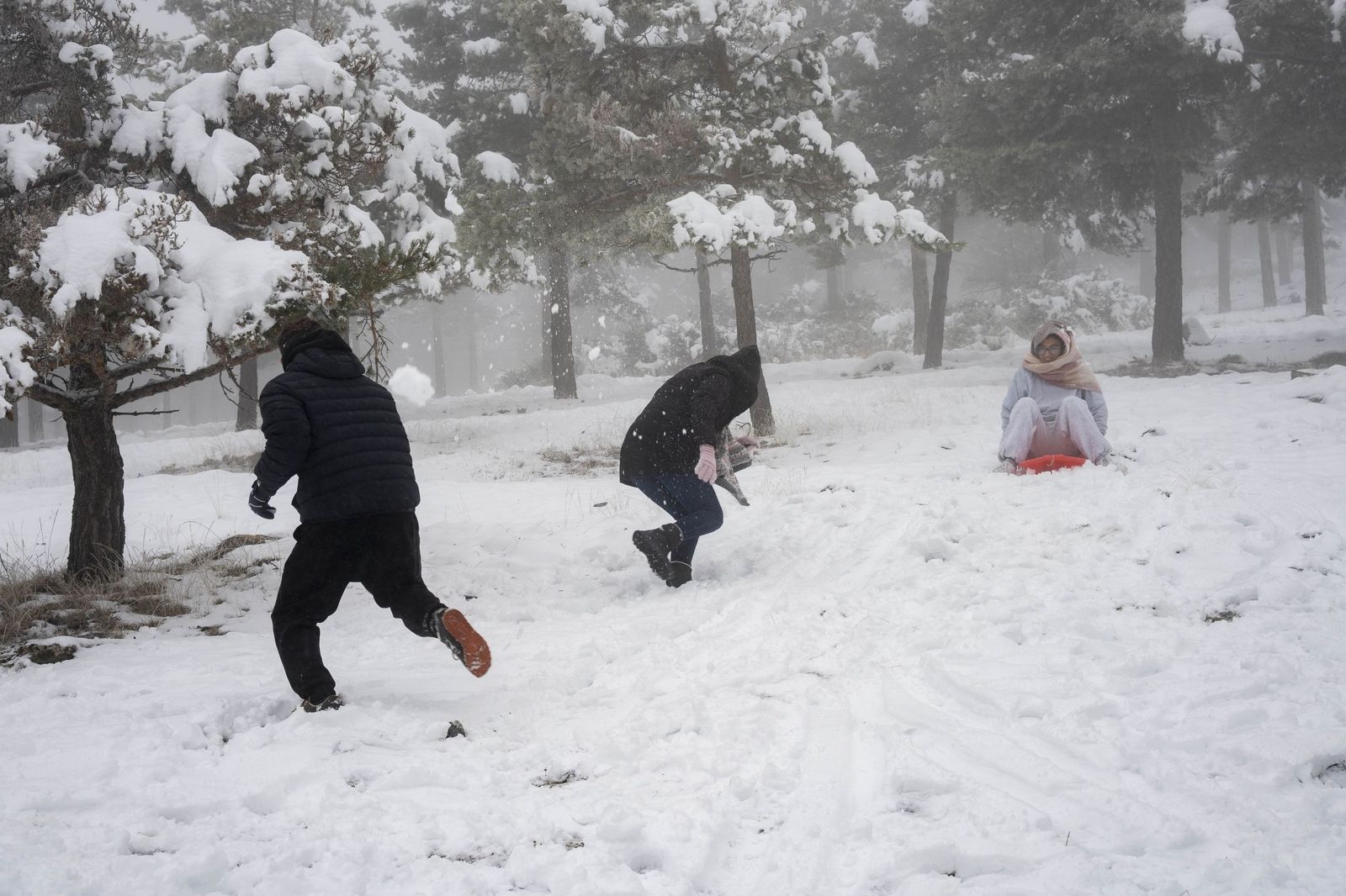 Las imágenes de la nieve y los juegos en familia en Calar Alto