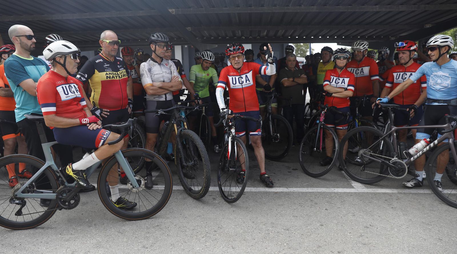 Las imágenes de la concentración en memoria del ciclista atropellado en Algeciras