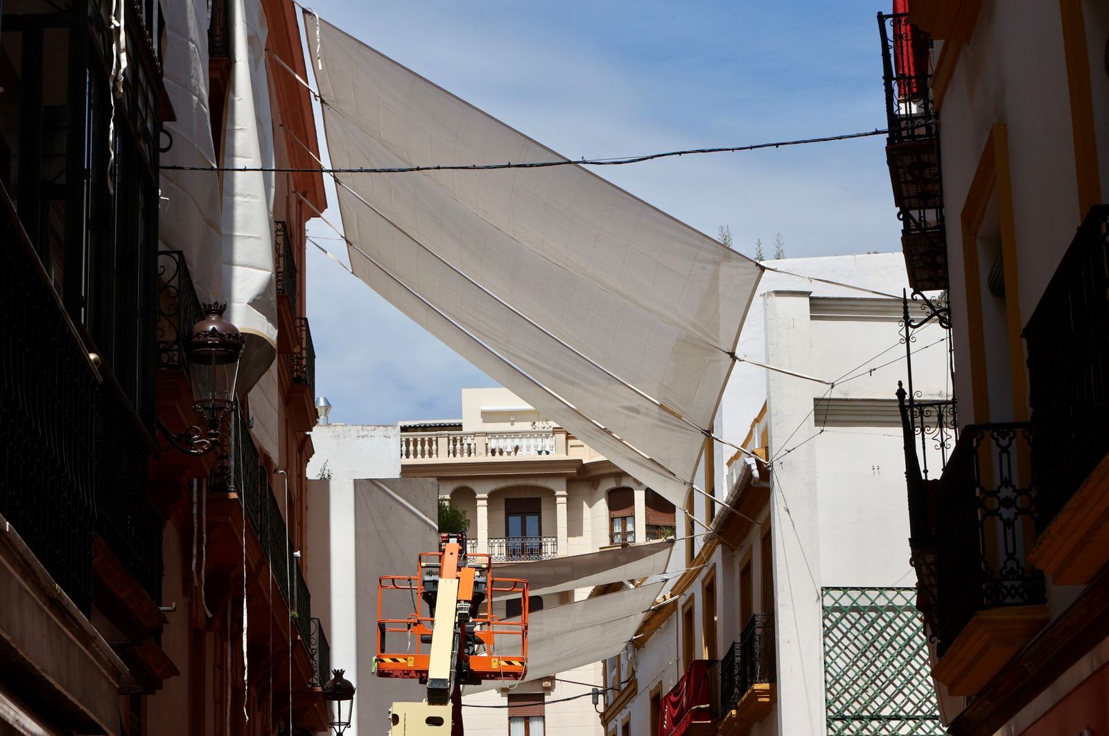 Colocación de toldos en la calle Sierpes.