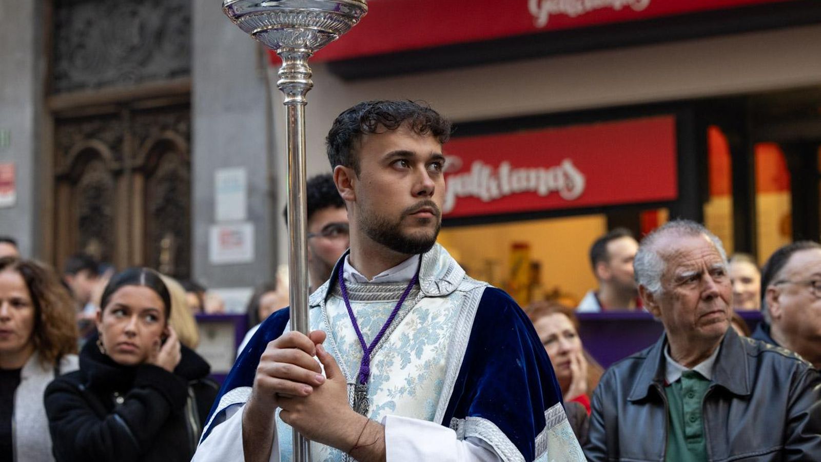Los cofrades se rinden ante los grandes pasos de misterio del Lunes Santo