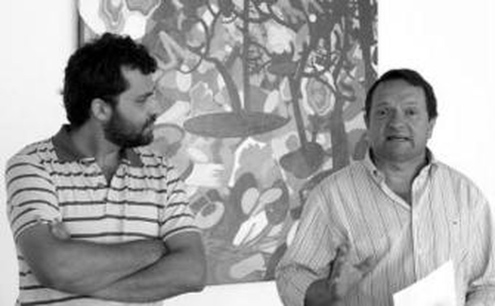 Manuel León y Luis Carlos Contreras, con la obra ganadora al fondo.