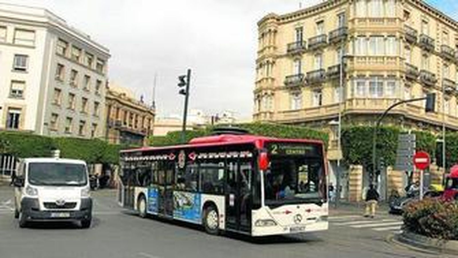 Los técnicos de la empresa contratada por el Ayuntamiento están realizando mediciones del tráfico. Abajo el tuit de María Muñiz, aclarando que los supuestos radares son aforadores, y la imagen que ha corrido por las redes sociales