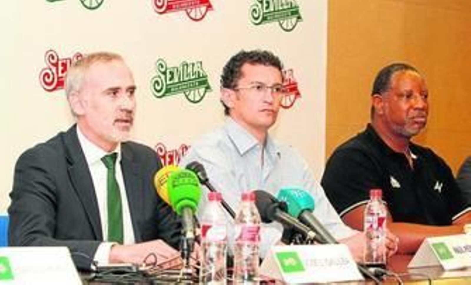 José Luis Galilea, con Raúl Pérez y Audie Norris, el día de la presentación de la nueva imagen del club sevillano.