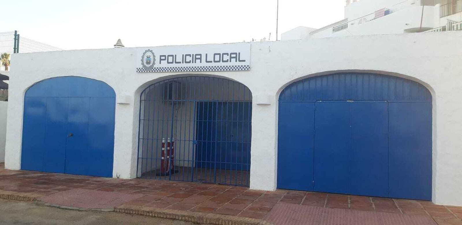 Vista exterior del módulo de la Policía Local en La Barrosa.