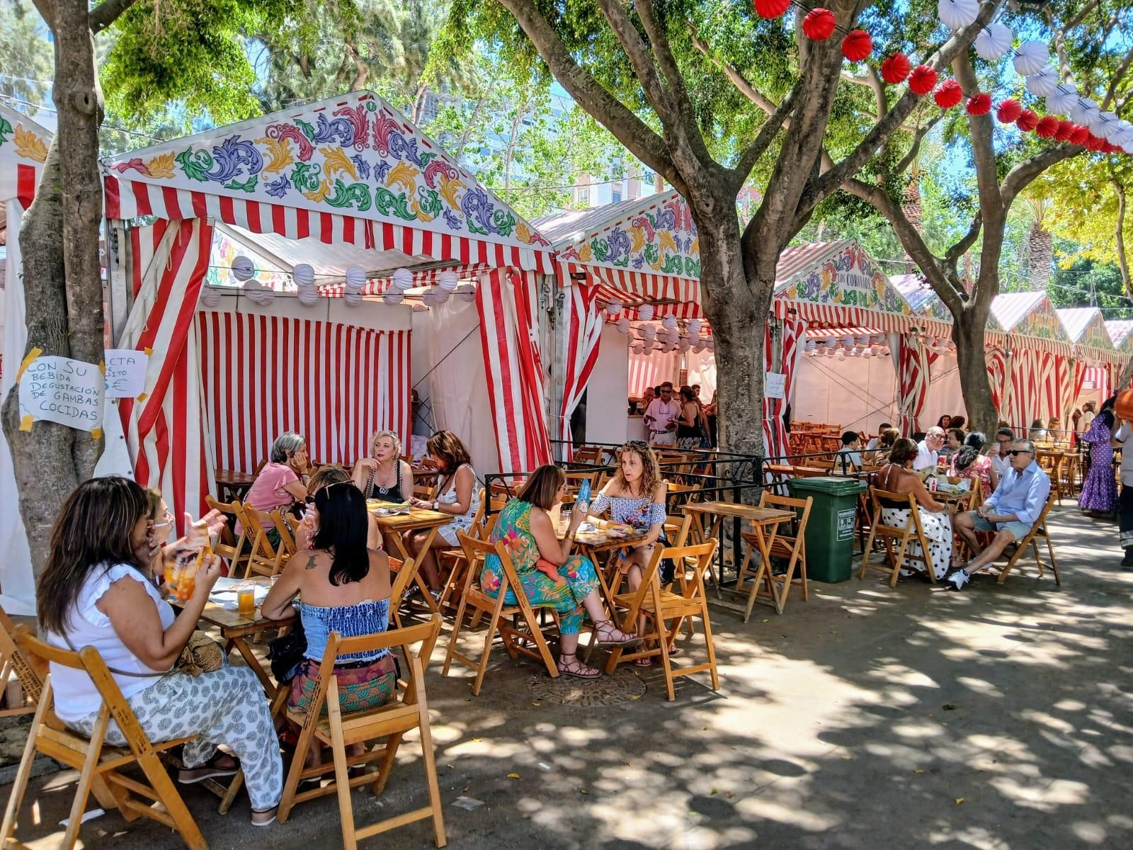 Búscate en las imágenes del Día de la Mujer de la Feria de San Fernando 2024