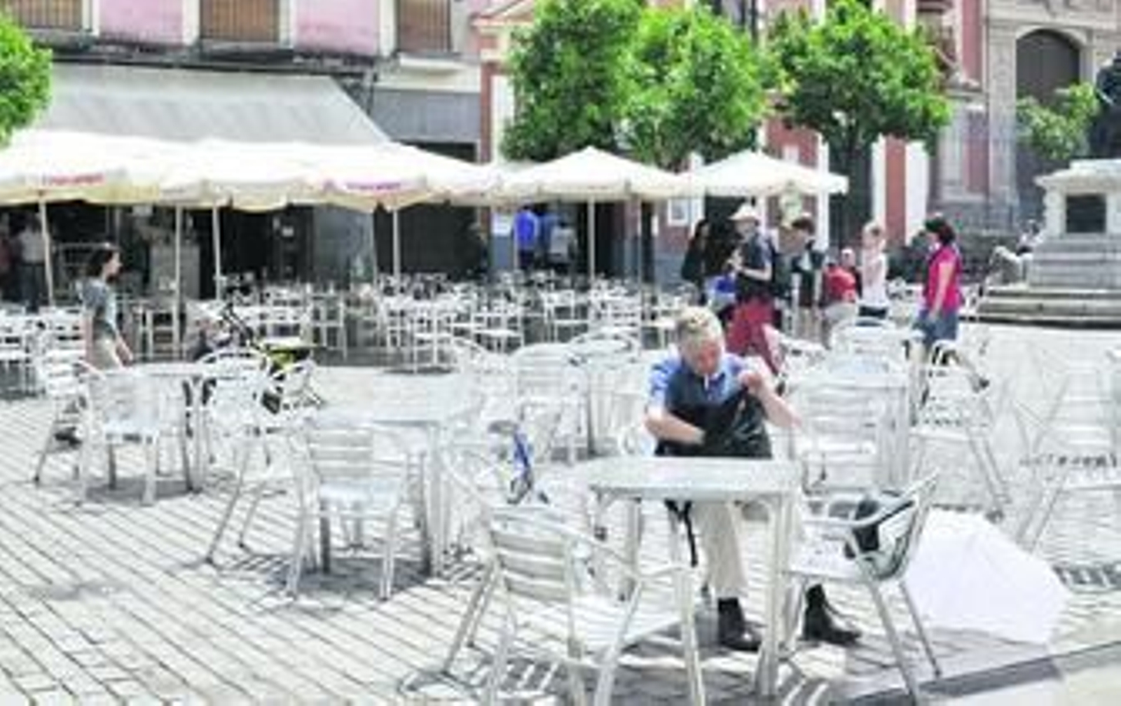 Veladores de la Heladería La Ibense y de La Alicantina en la Plaza del Salvador.