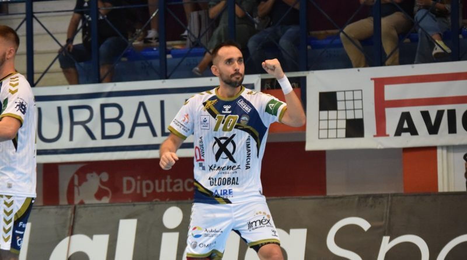 José Cuenca celebra un gol con el Ángel Ximénez.