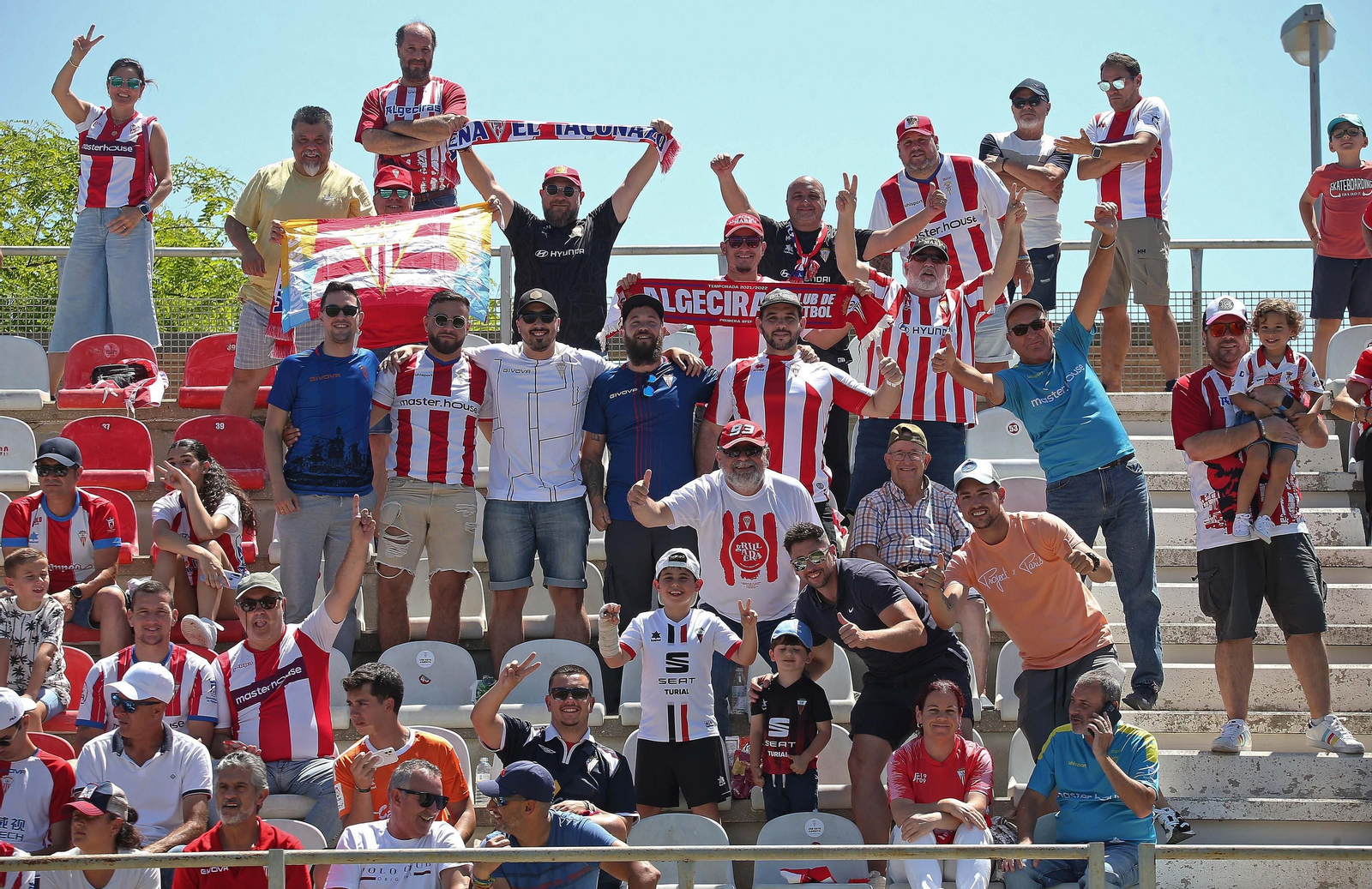 Fotos de la afición durante el Algeciras - Celta B en el estadio Nuevo Mirador