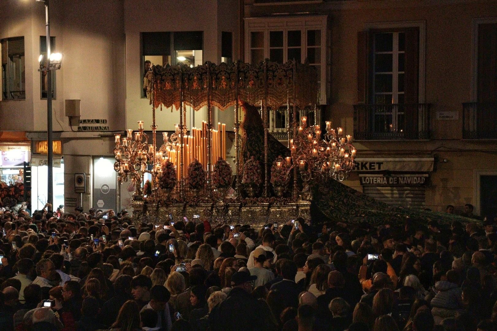 Estudiantes en el Lunes Santo en Málaga.