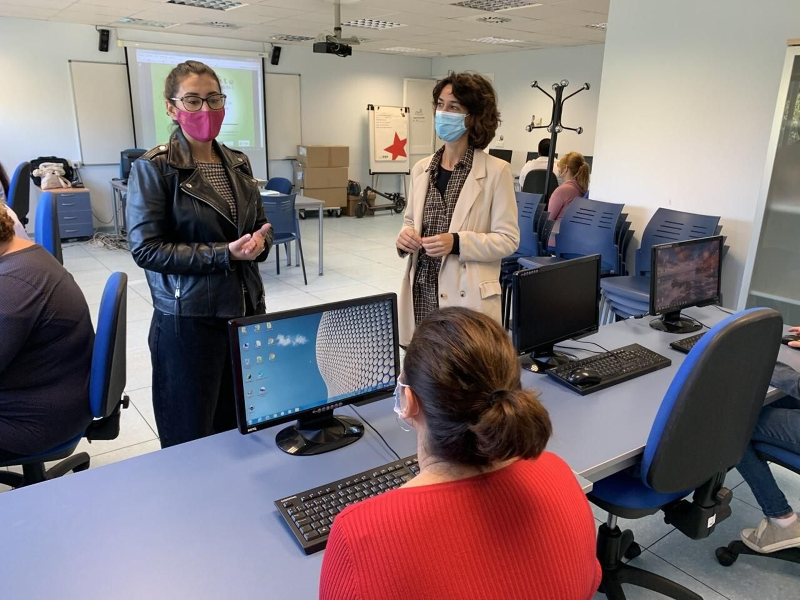 La concejala, Lourdes Bernal, visitando a las alumnas del curso