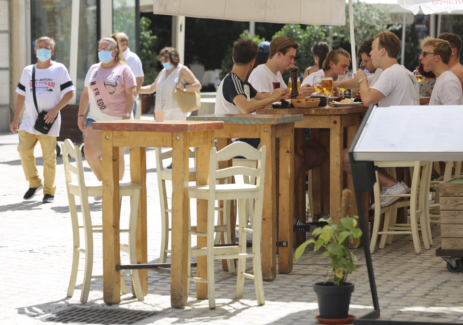 Un grupo de clientes, en la terraza de un bar del Centro de Málaga.