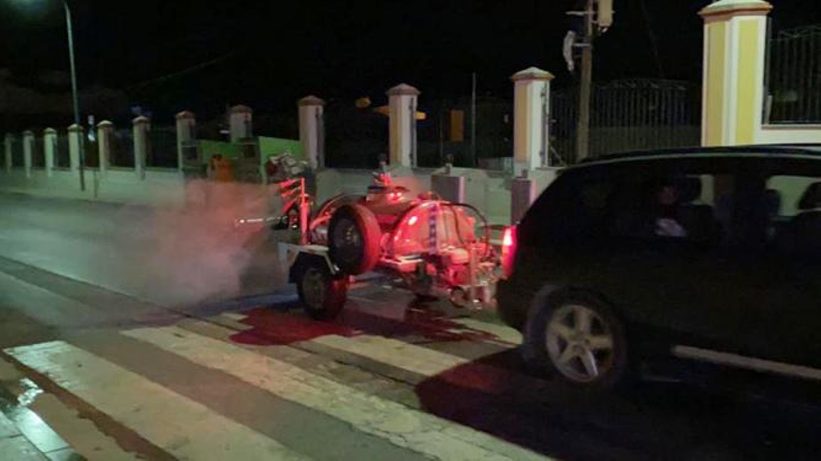 Desinfección esta última madrugada en la vía pública de Benamejí.