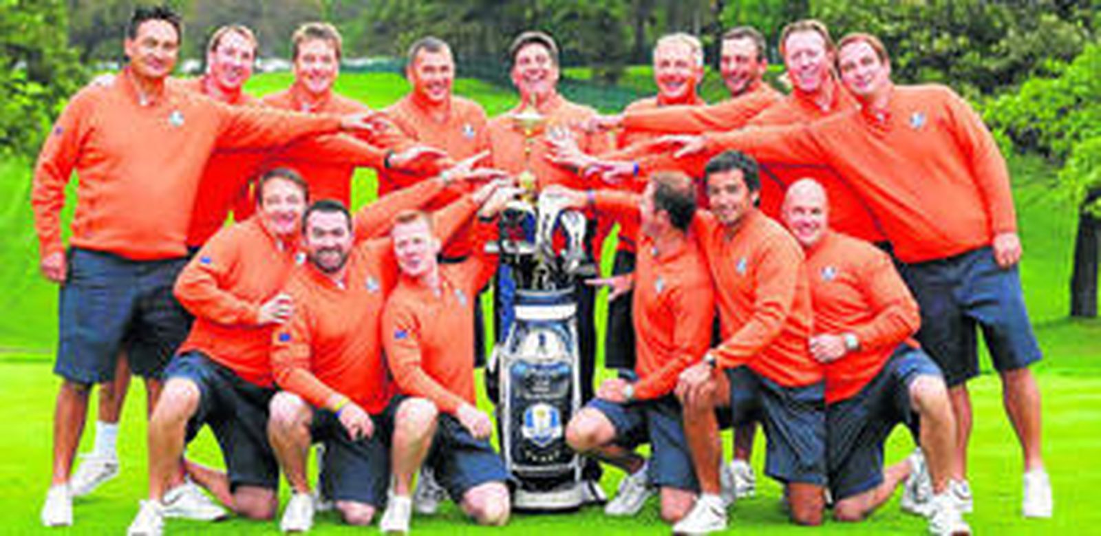 José María Olazábal, junto a los jugadores del equipo europeo, posa con el trofeo de campeón de la Ryder Cup.