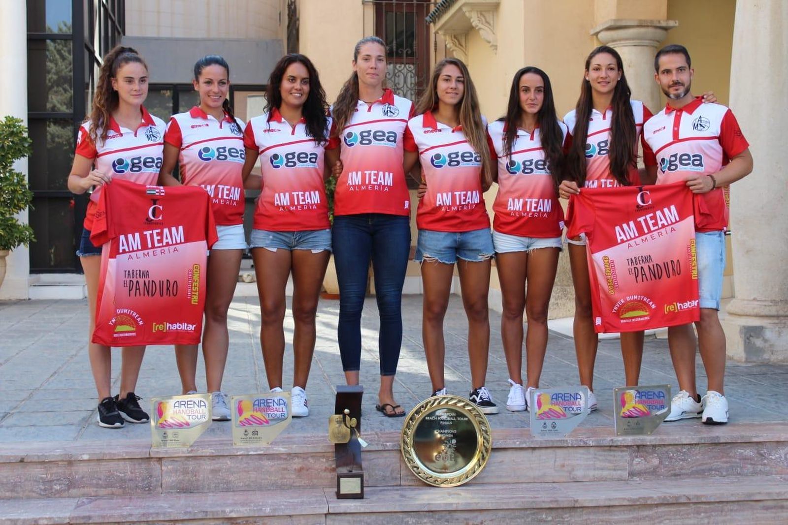 Las almerienses ofrecen sus títulos.
