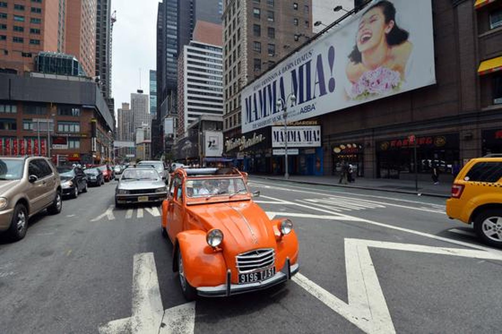 Los fanáticos del motor se pasean en los míticos Citroën 2CV que recorrieron las calles de Nueva York en un 'rally especial'.

Foto: AFP PHOTO