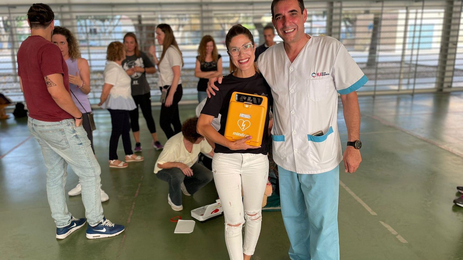 La enfermera de la UGC de Cuidados Críticos del Hospital Universitario Torrecárdenas, María José Solvas Salmerón, impulsora de esta iniciativa en el CEIP Rafael Alberti, junto a José Miguel Garrido,enfermero de HLA Mediterráneo y del Centro de Emergencias Sanitarias 061 de Almería, además de instructor en RCP Básica, ha sido el encargado de impartir la formación teórica y práctica