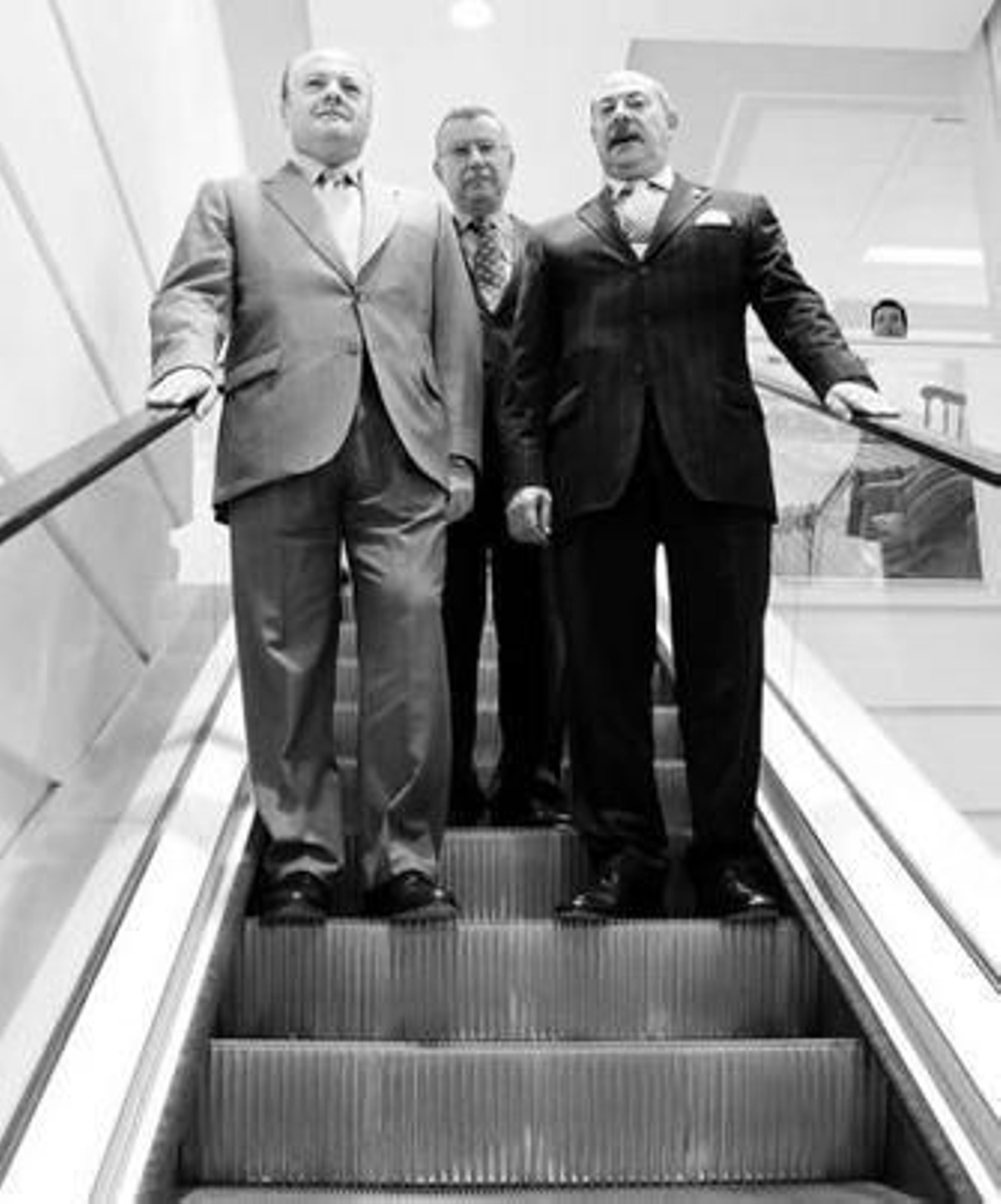 De izquierda a derecha, Ángel Aguado, y el subdirector y el director  del nuevo centro de Sevilla Este, Alfredo Casas y José Luis Gamarra.