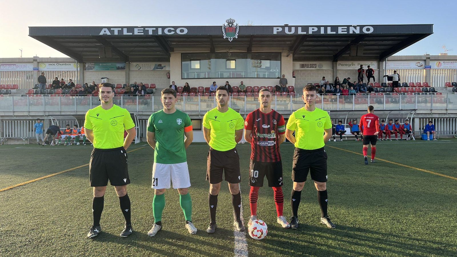 Los capitanes del Atlético Pulpileño y del Plus Ultra posan junto al trío arbitral antes del comienzo del partido.