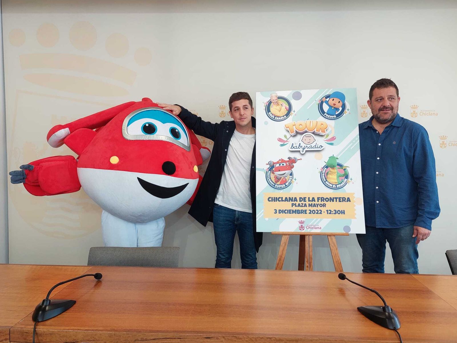 El concejal de Juventud, José Alberto Cruz, y el representante de Babyradio, David Rubio, presentan el concierto de Babyradio.