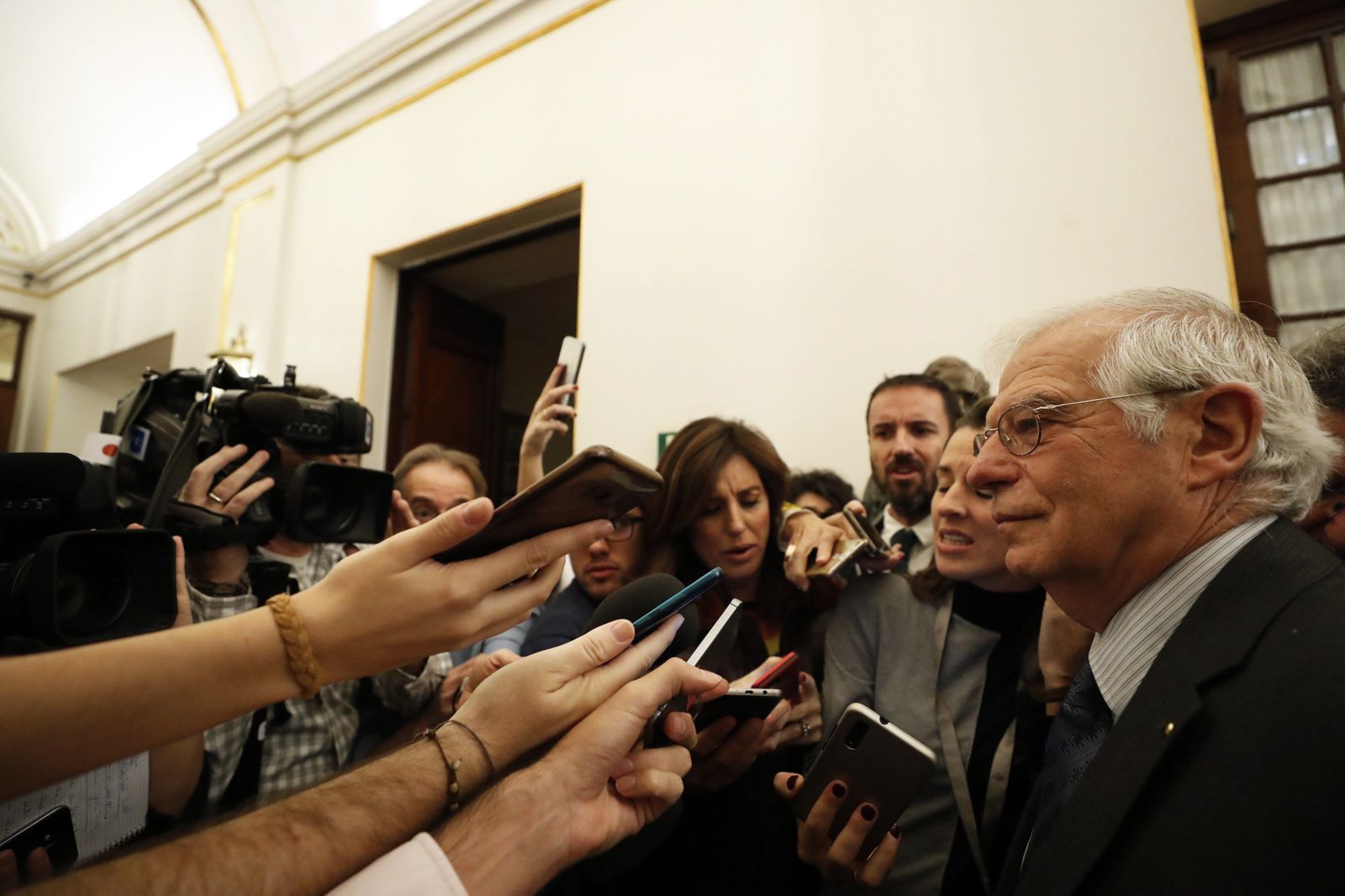 Josep Borrell, atendiendo a la prensa en elos pasillos del Congreso.