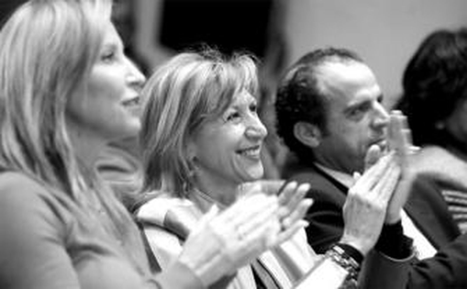 En el centro, la candidata a la presidencia del Gobierno Rosa Díez junto a Juana Lasry y Eduardo de la Pascua.
