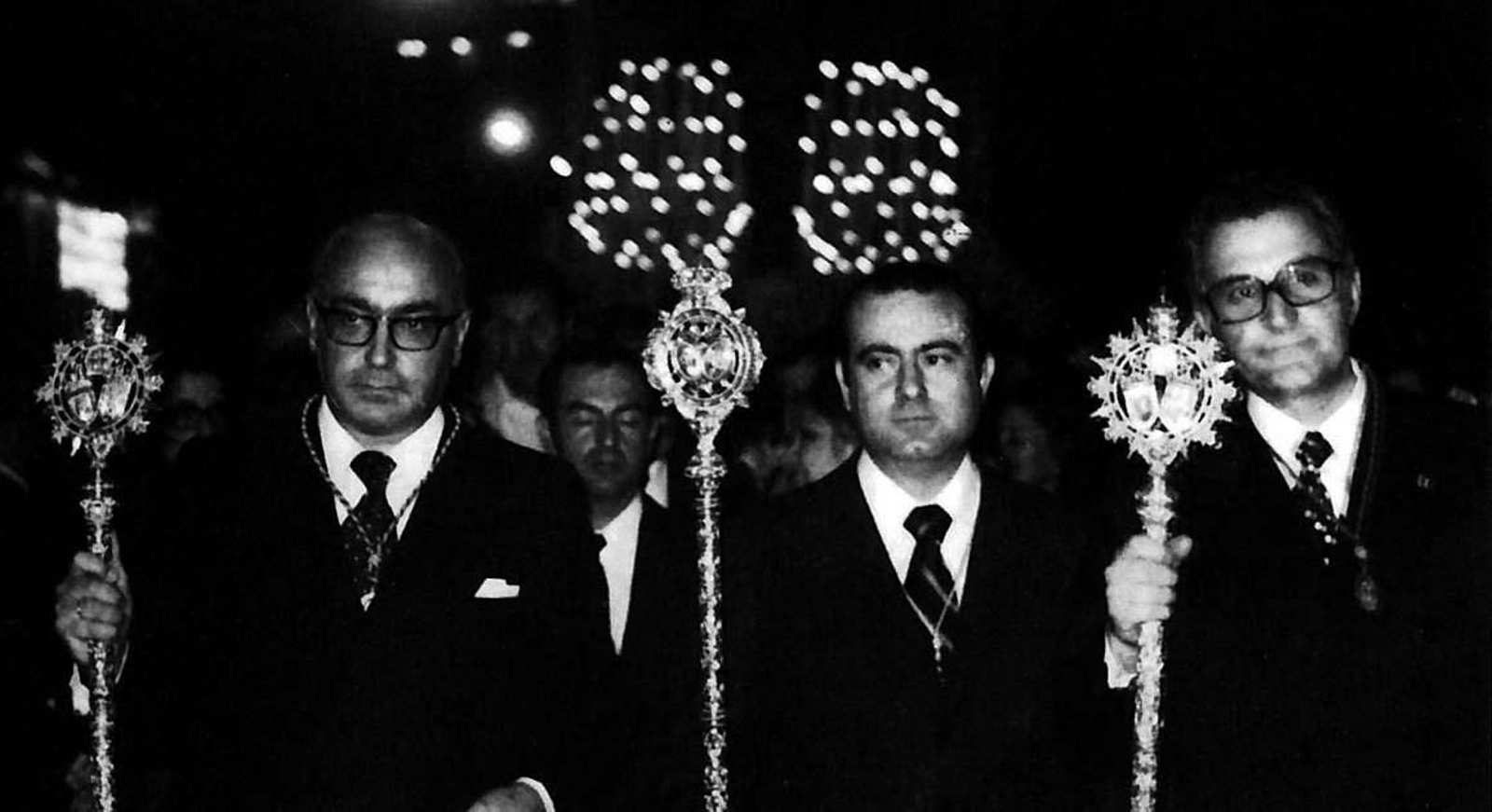 De izquierda a derecha, Manuel Clavero, con vara de rector de la Universidad de Sevilla; Cruz Martínez Esteruelas, ministro de Educación; y Ricardo Mena-Bernal Romero, en el traslado de la Virgen de la Angustia a la capilla de la universidad.