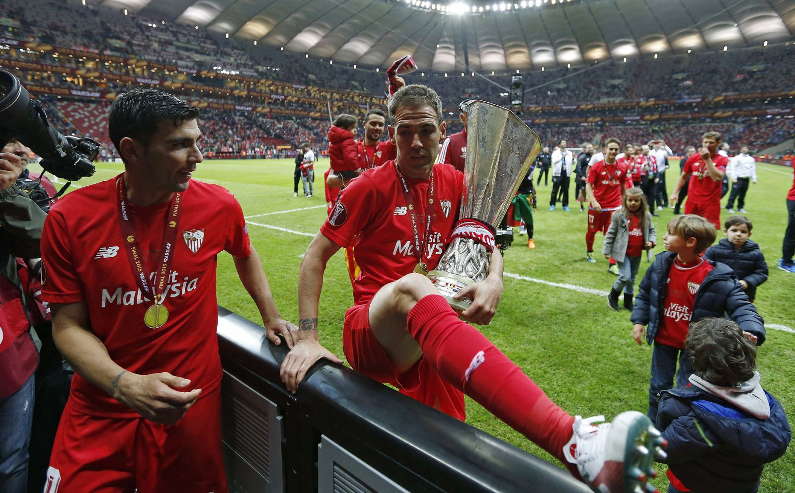 Fernando Navarro, tras ganar la Liga Europa con la copa junto a Reyes en Varsovia.