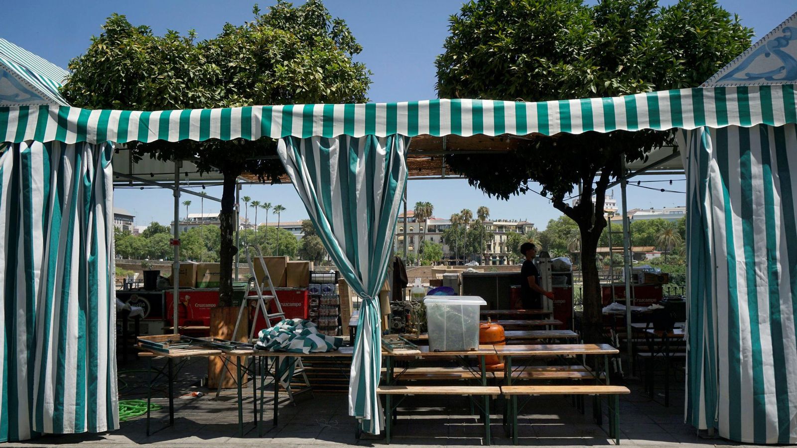 Últimos preparativos de la Velá de Triana