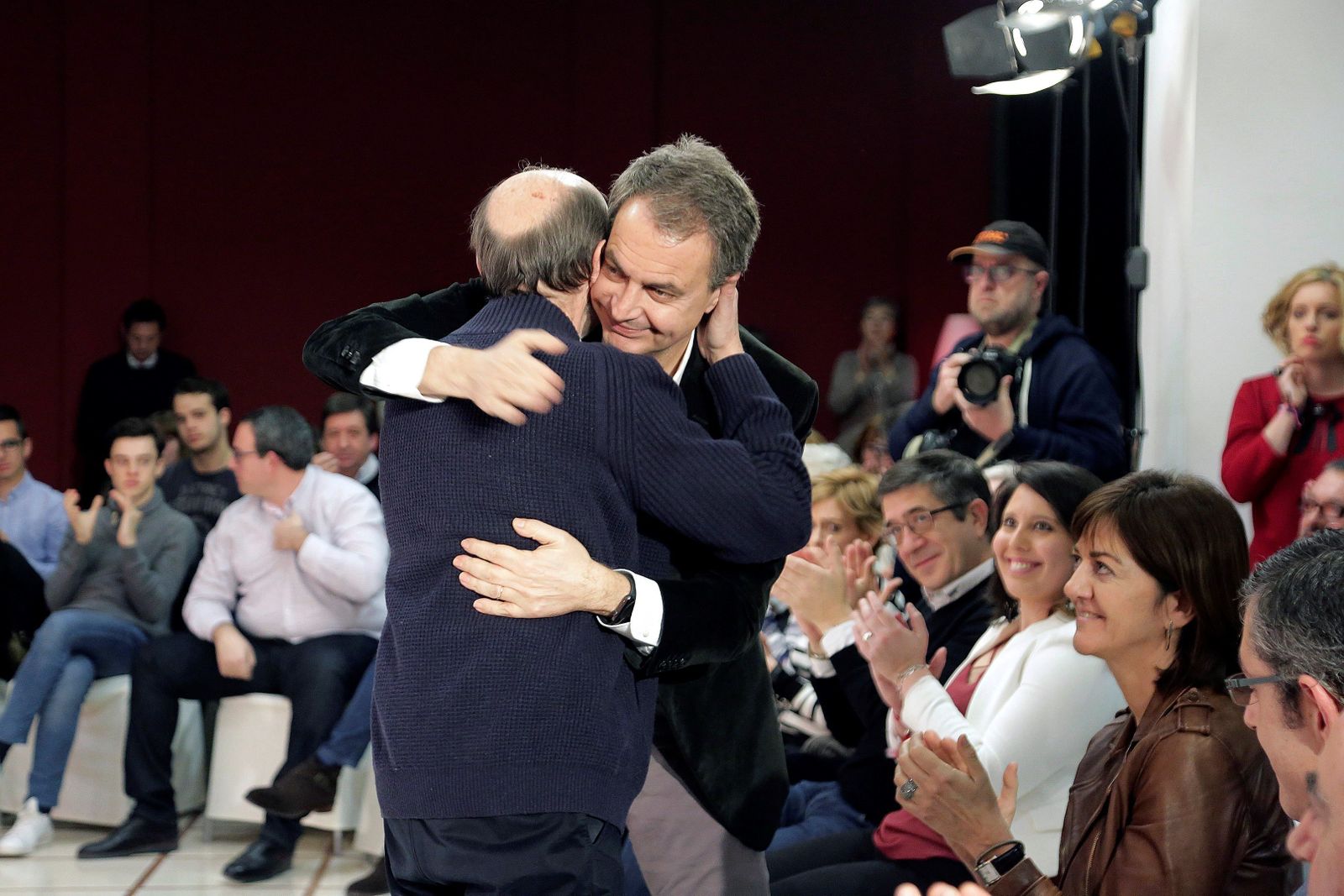 José Luis Rodríguez Zapatero abraza a Alfredo Pérez Rubalcaba en un acto celebrado ayer en San Sebastián.