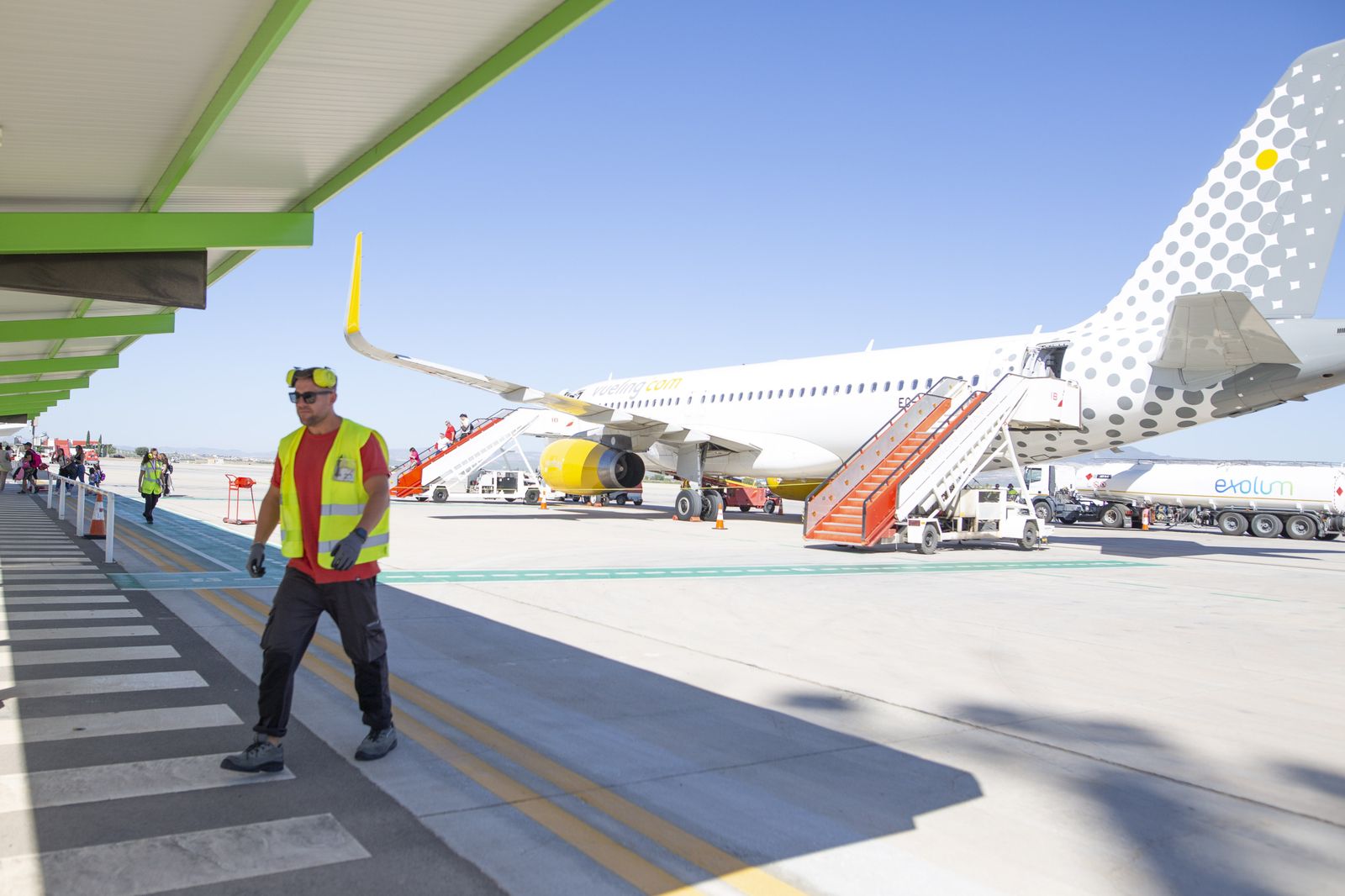 Imagen de un avión tras aterrizar en el Aeropuerto de Granada