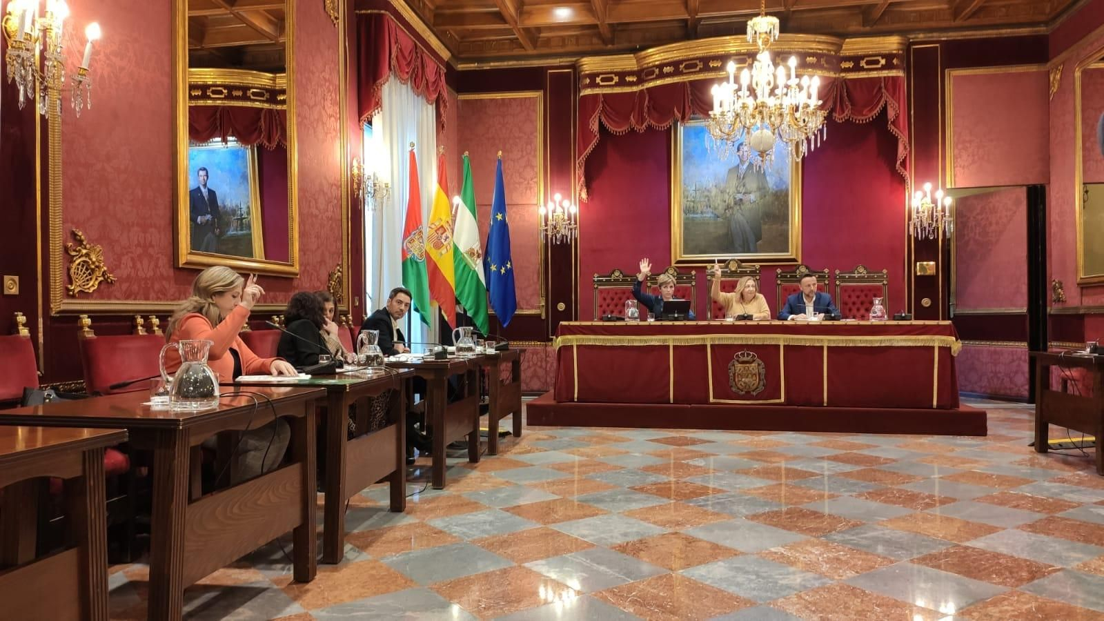 Comisión extraordinaria de Economía, con el voto de PP y Vox para desestimar alegaciones y aprobar definitivamente las ordenanzas.