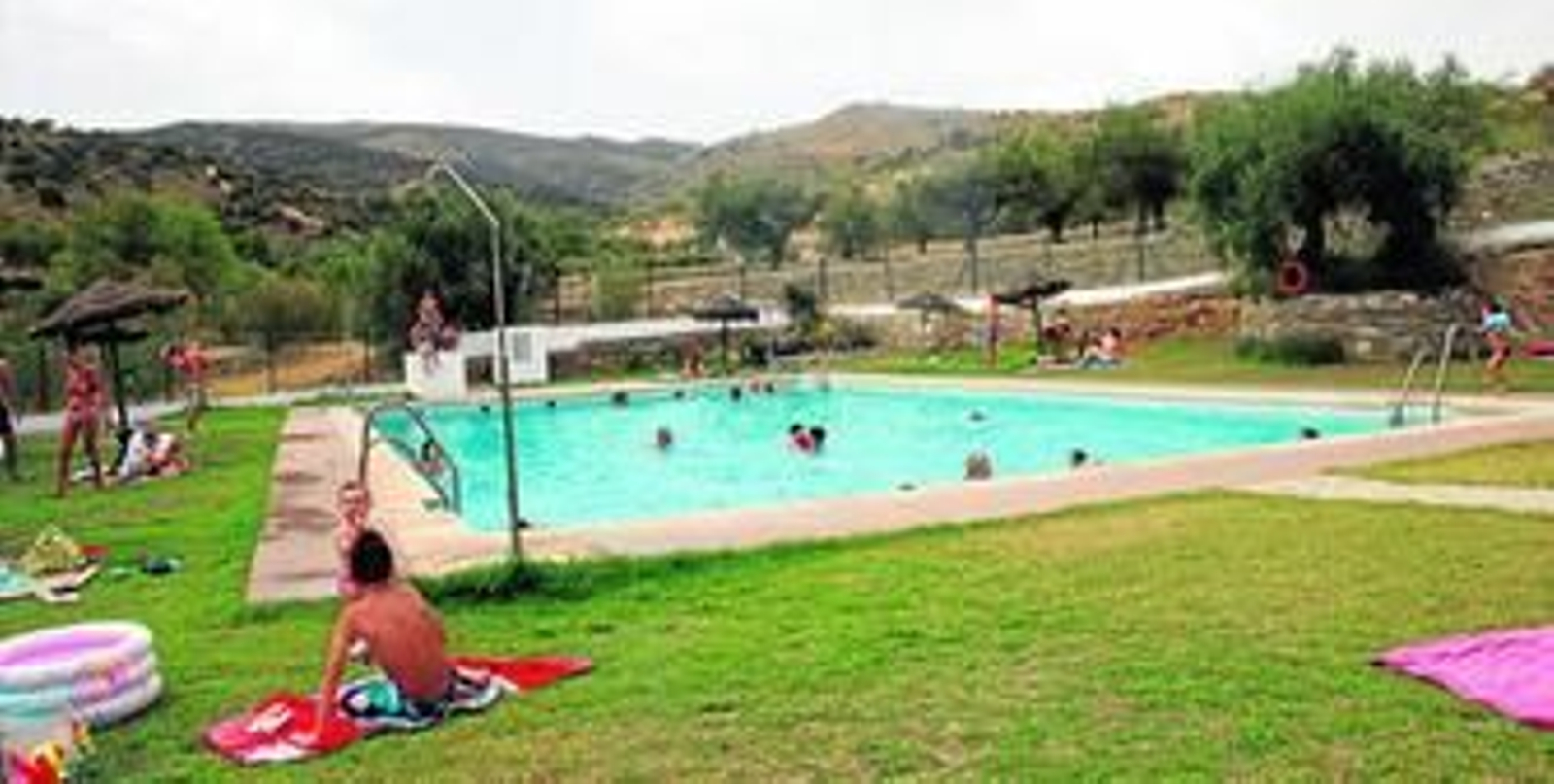 Los bañistas disfrutan de la piscina ante el calor del verano.