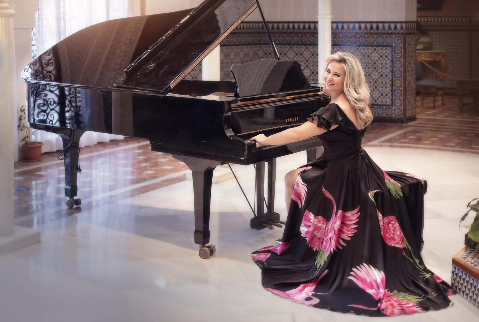 Paula Coronas sentada al piano. Paula Coronas sentada al piano.
