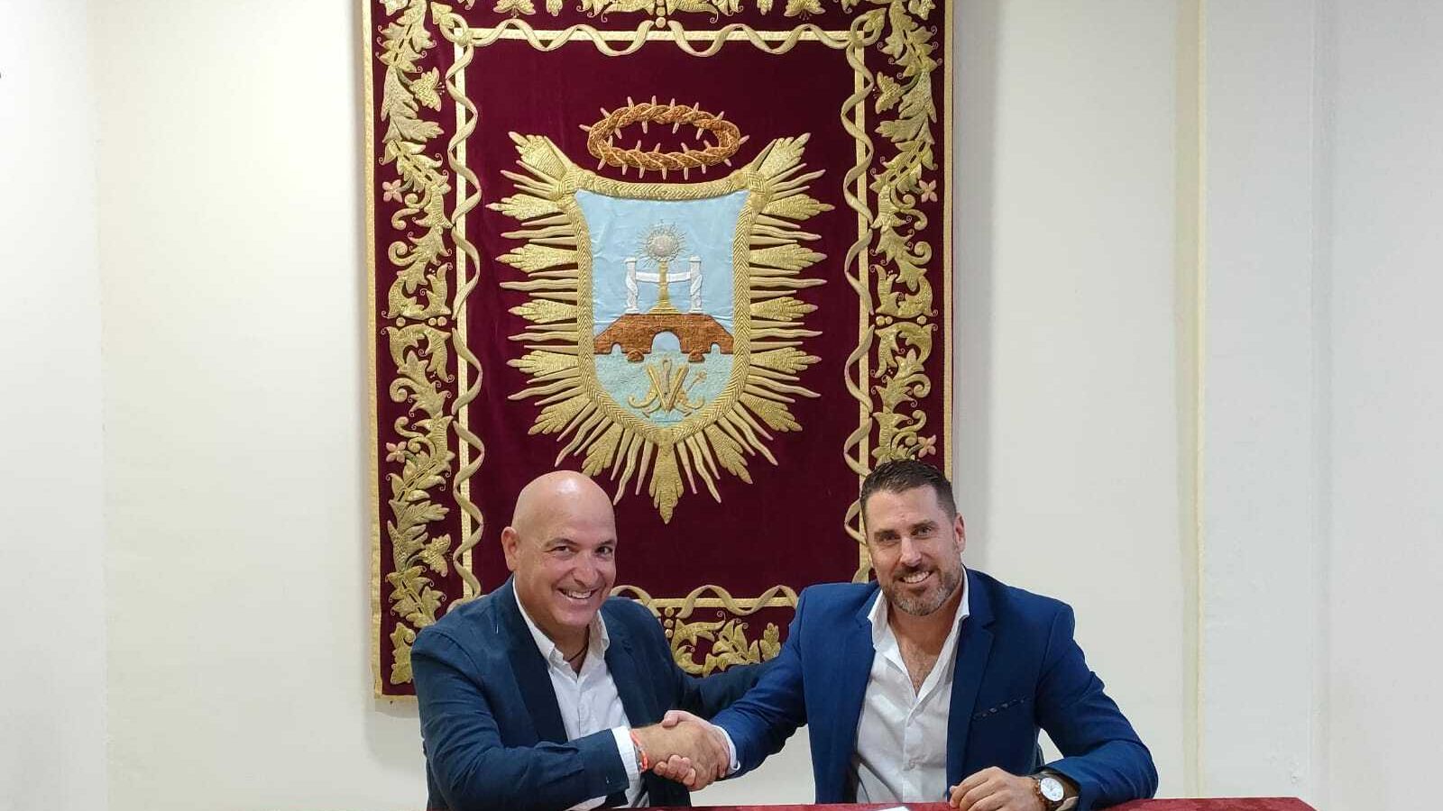 Entrega de la partituras de la marcha de la Magna Mariana al Consejo de Hermandades.