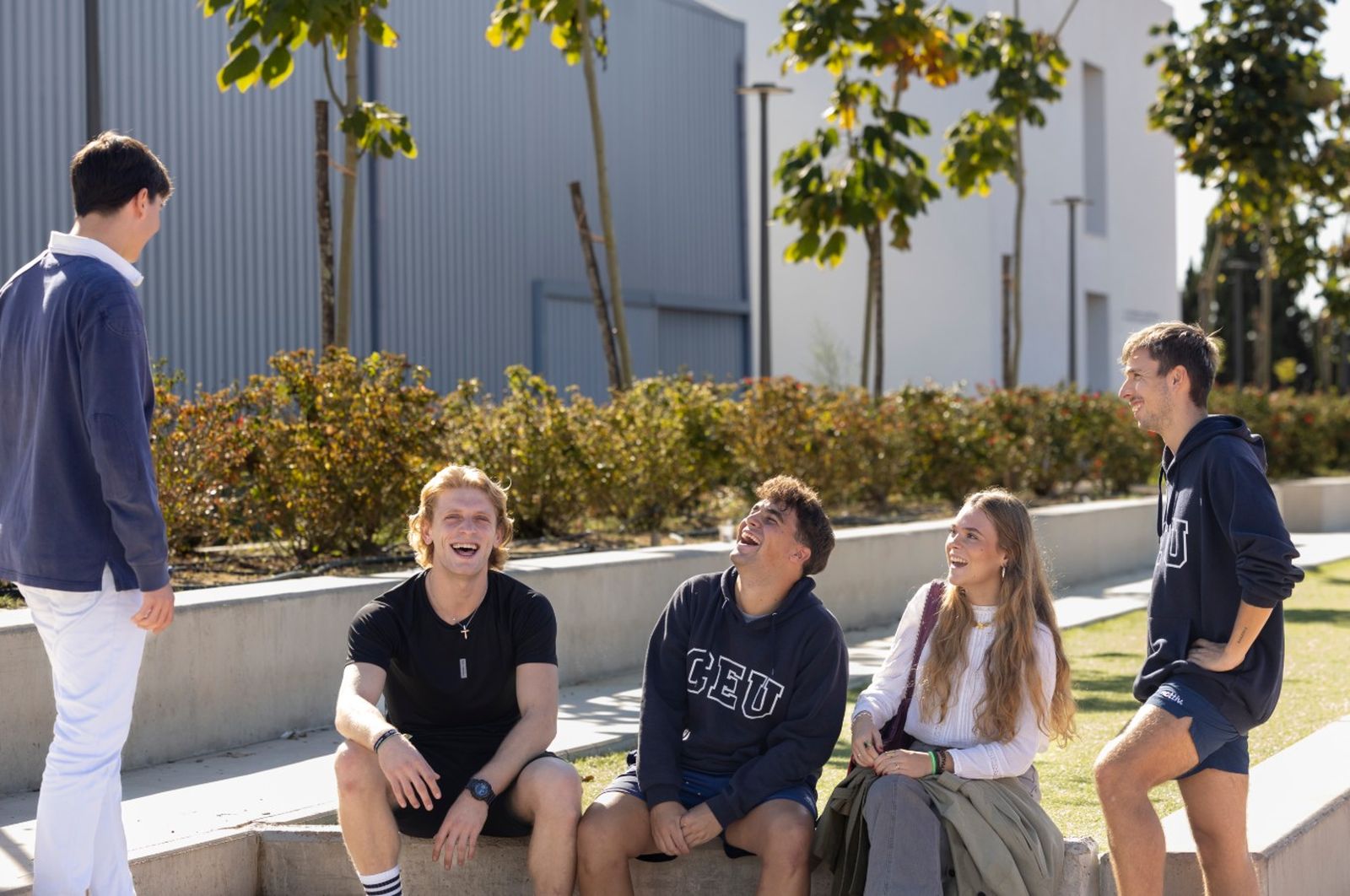 Un grupo de alumnos en el entorno del campus universitario, ubicado en Bormujos