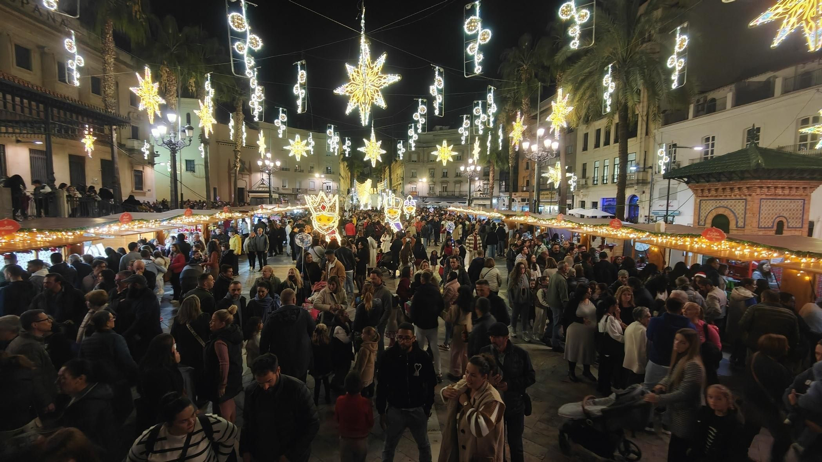 Imágenes del alumbrado navideño en las calles de Huelva