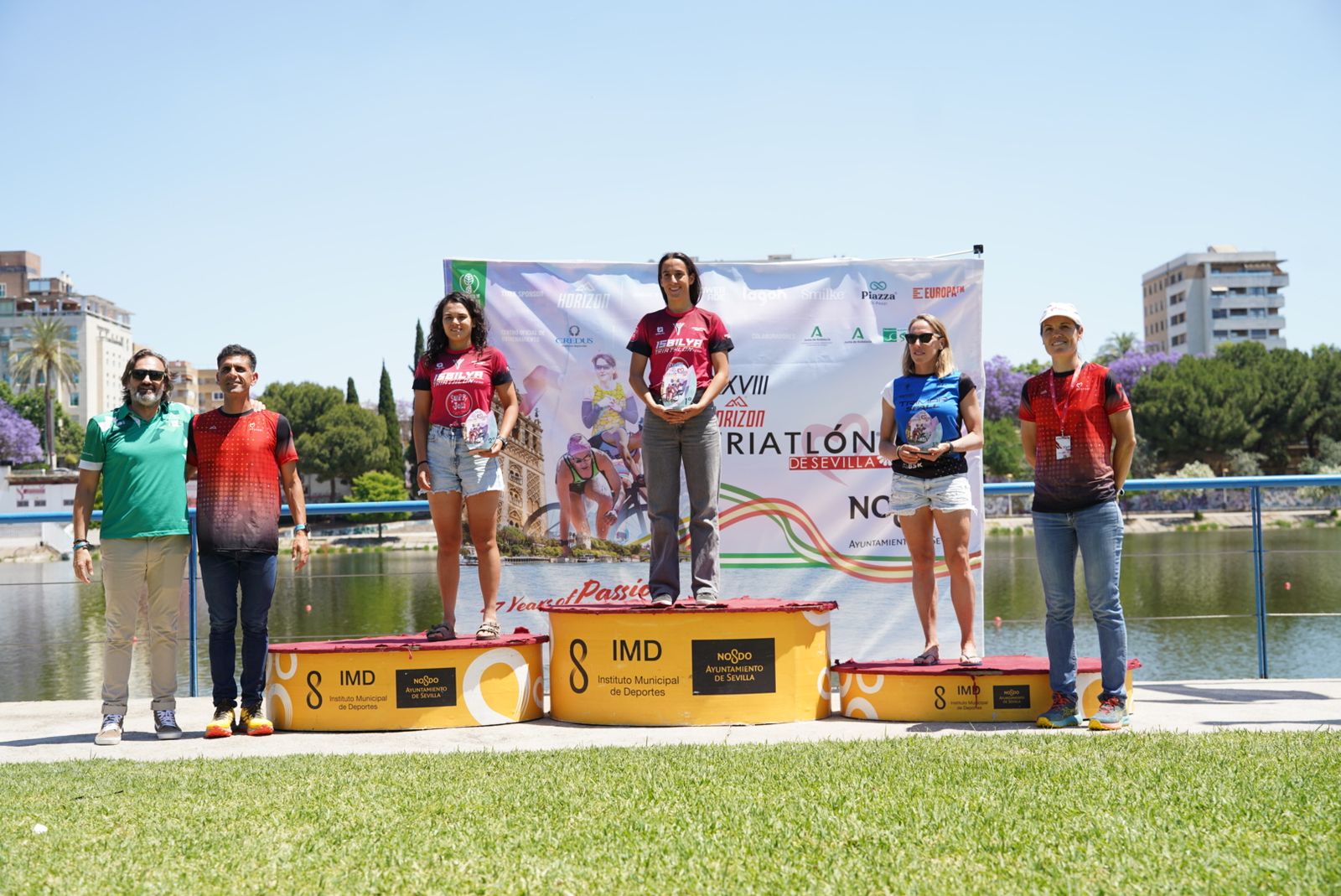 Marina Caraballo en lo más alto del podio tras revalidar la victoria en el Triatlón Sevilla por tercera vez consecutiva