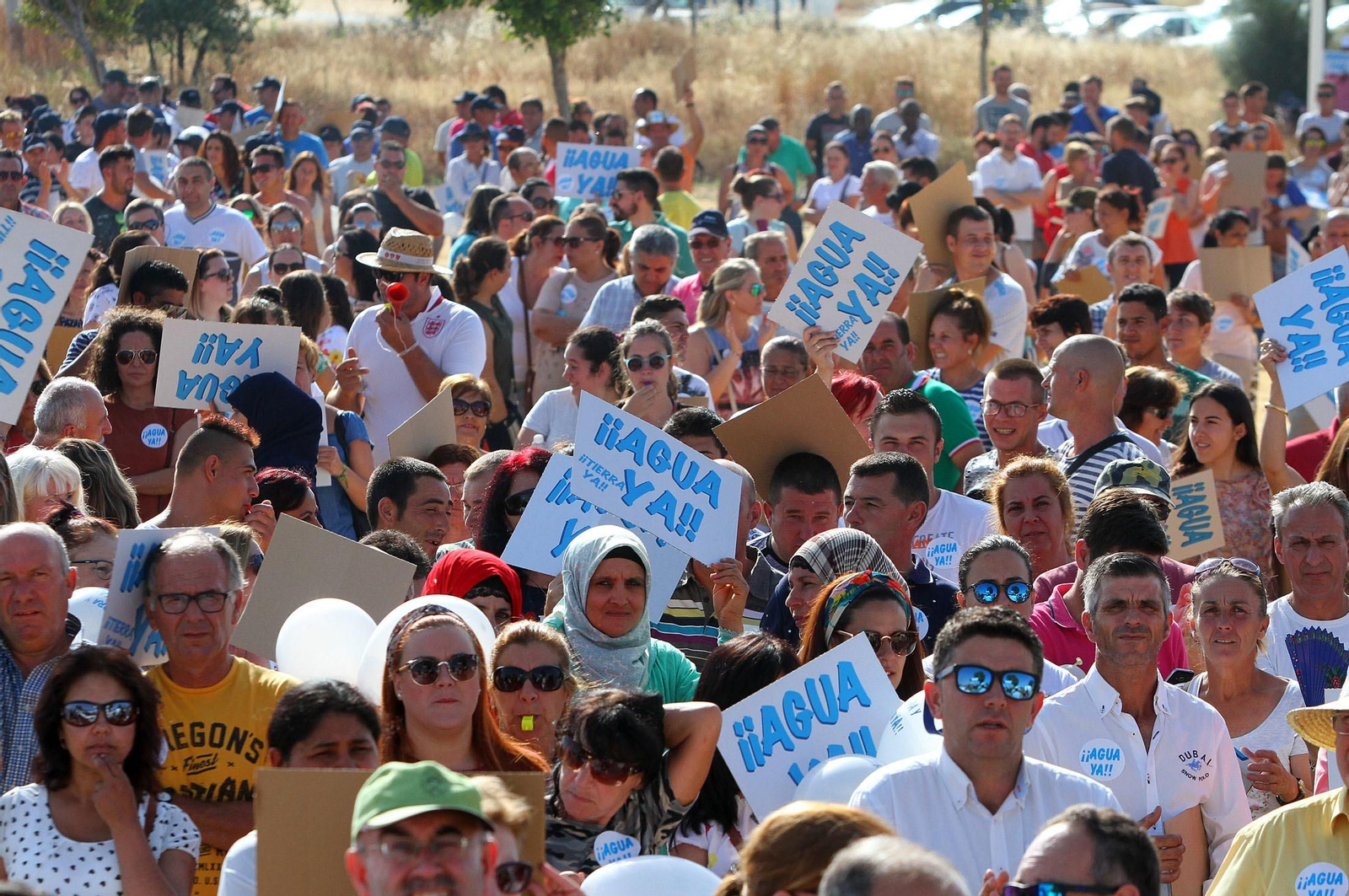 Imágenes de la manifestación para pedir agua y tierra para los regadíos del Condado.