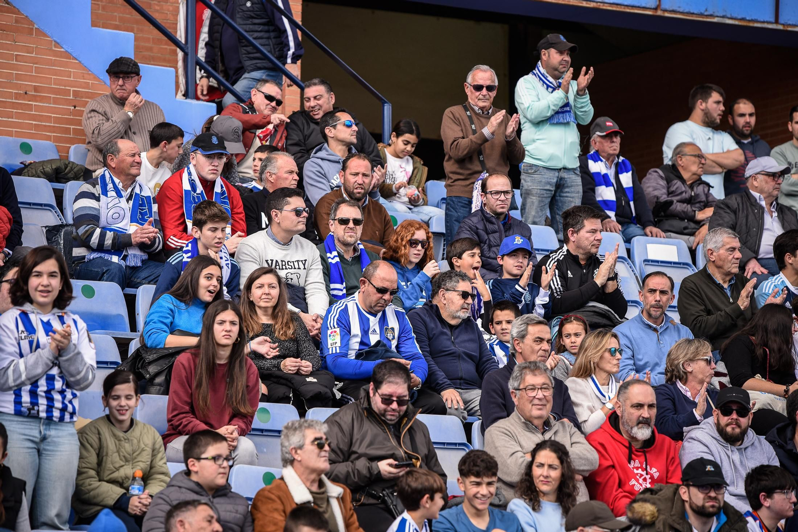 Imágenes de la afición en el Colombino en el Recreativo - Antequera