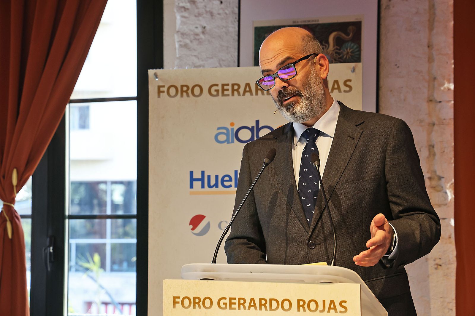 Fotografías del Foro Gerardo Rojas con la intervención de Arturo Gonzalo Aizpiri Consejero Delegado de Enagás