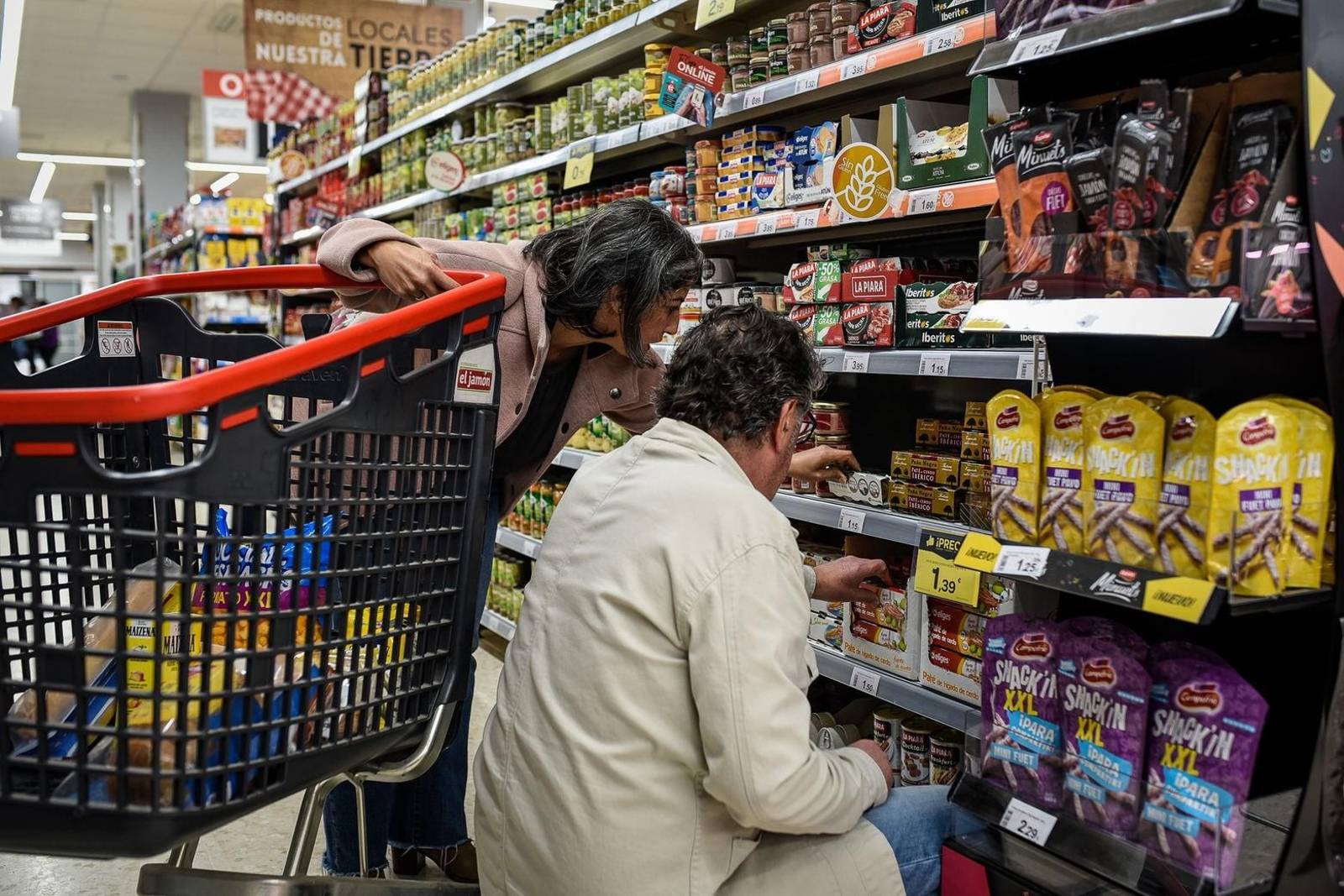 Dos personas realizan sus compras en un supermercado en Huelva.