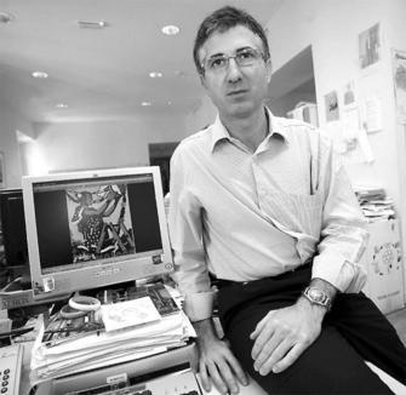 Pablo Alonso Herraiz posa junto a la reproducción del cartel escogido por él mismo.