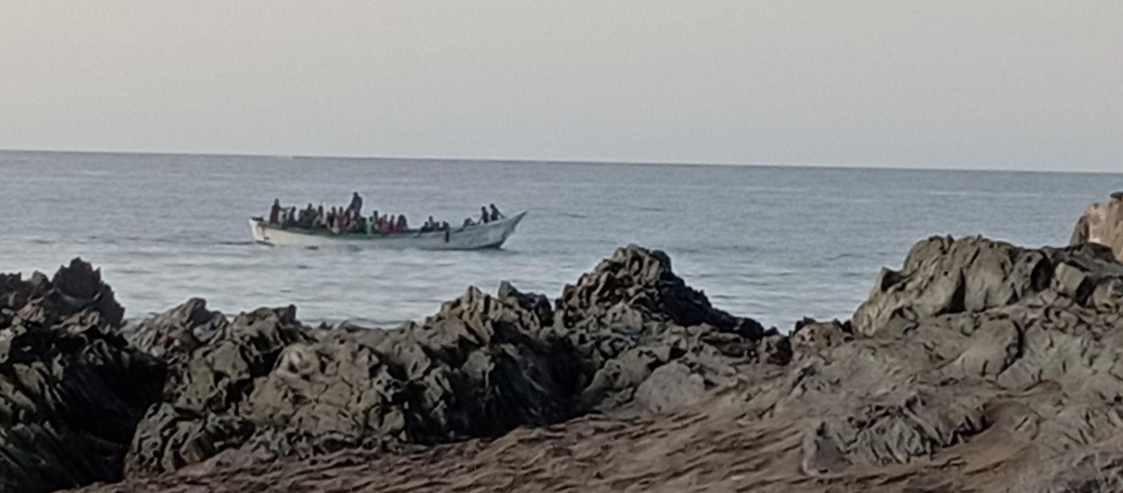 Llegada del cayuco a la playa de Las Burras, en la isla de Gran Canaria.