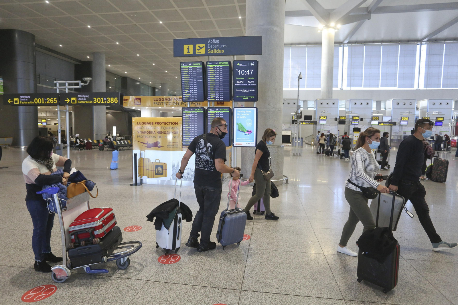 Varias personas en el aeropuerto de Málaga en una imagen de archivo.