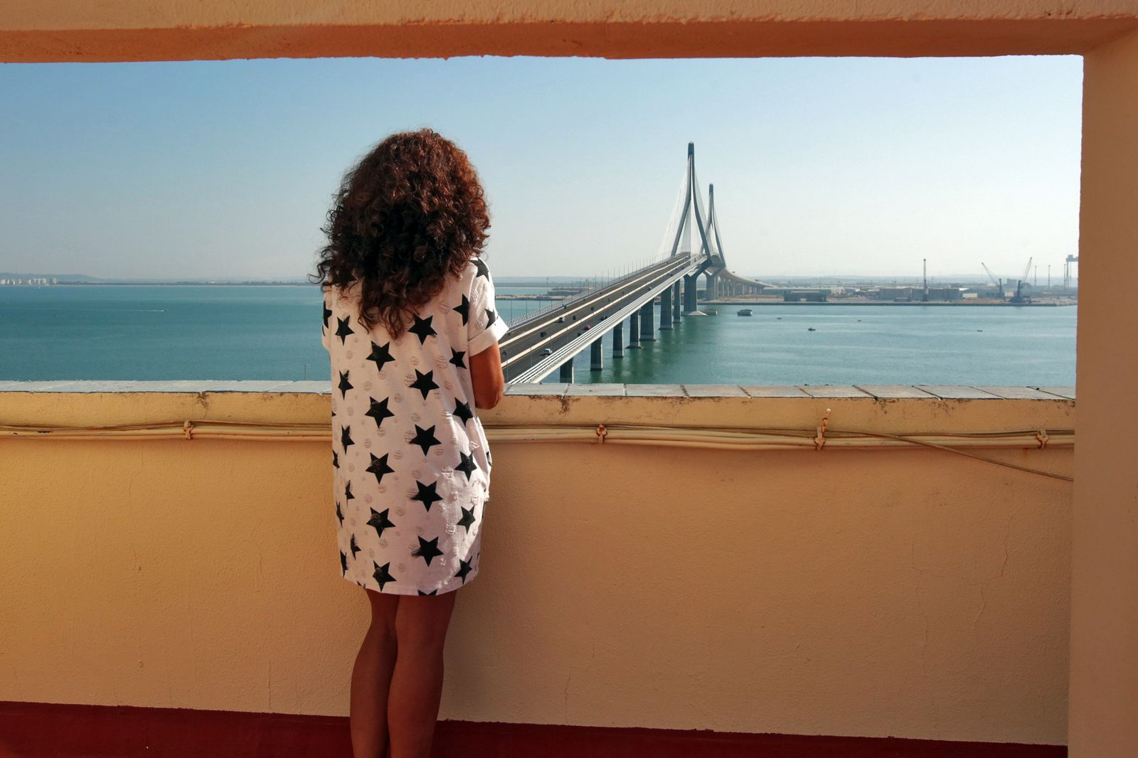 Vista del segundo puente desde la terraza de una de las viviendas más cercanas cuyos inquilinos se quejan del incesante ruido que provoca el tráfico.