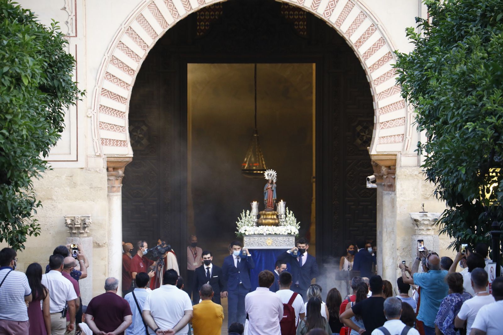 El vía lucis con la Virgen de la Fuensanta en el Patio de los Naranjos, en imágenes