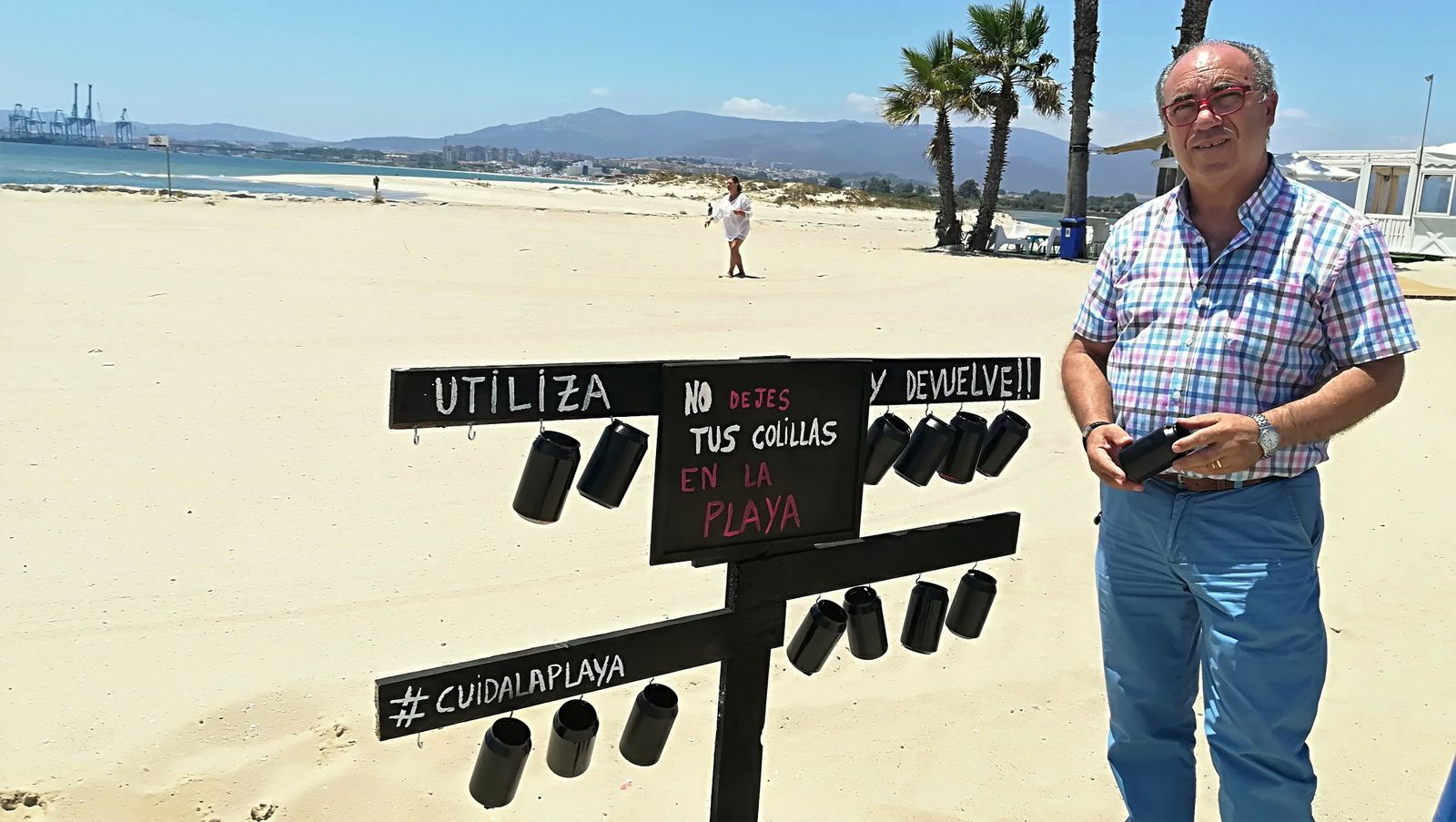 José Antonio Gómez, junto al dispensador de ceniceros instalado en Palmones