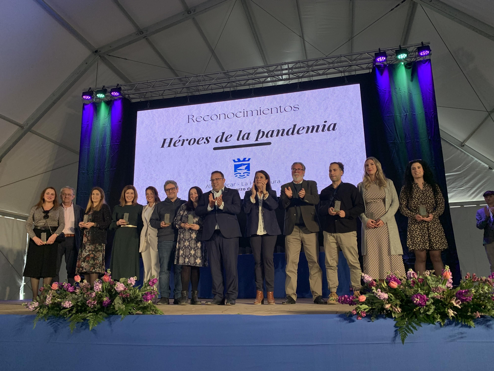 Así ha sido el homenaje de Almuñécar a los colectivos, profesionales y voluntarios en primera línea de la pandemia