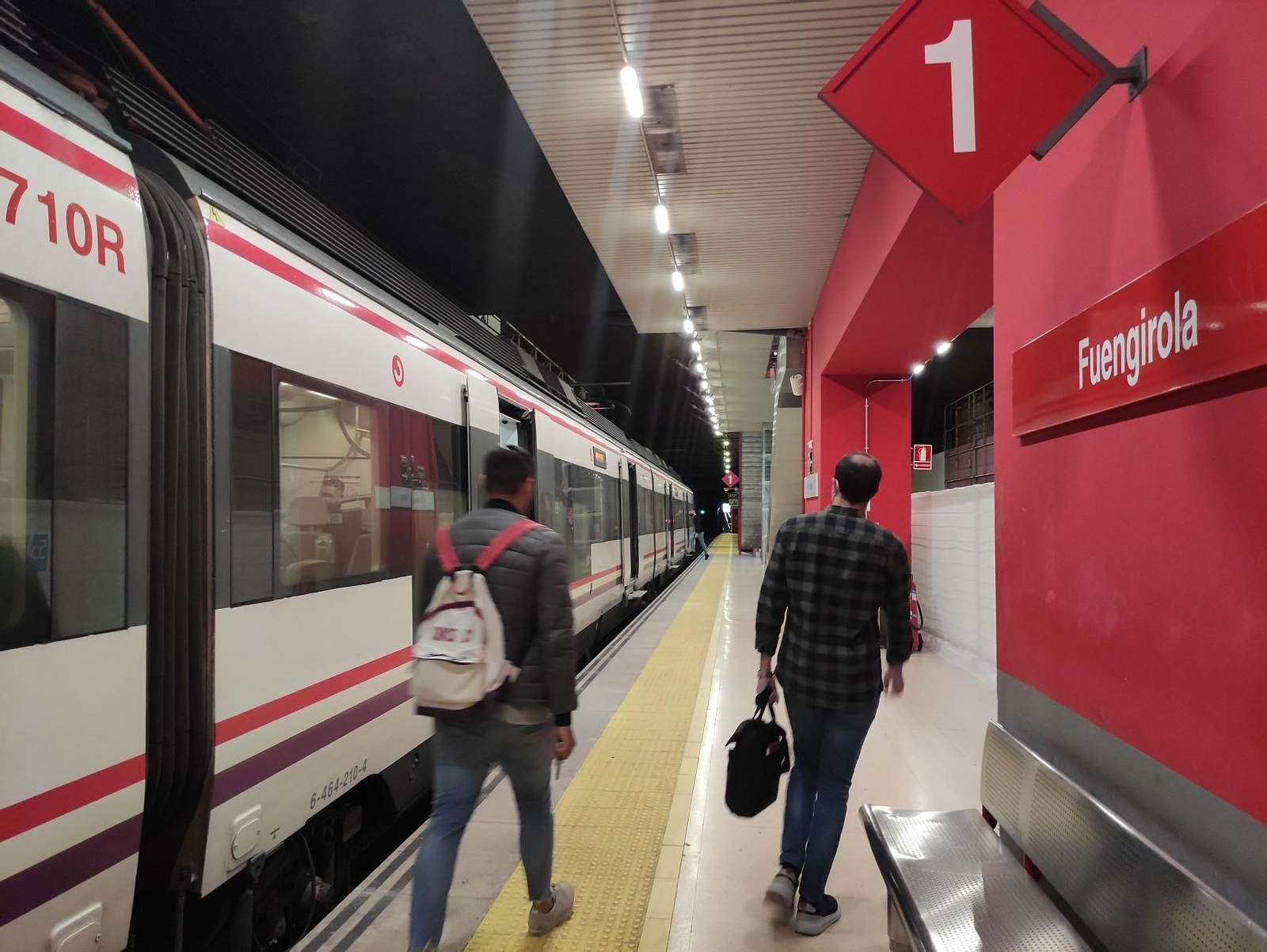 Un tren del servicio de Cercanías en la estación de Fuengirola. Un tren del servicio de Cercanías en la estación de Fuengirola.