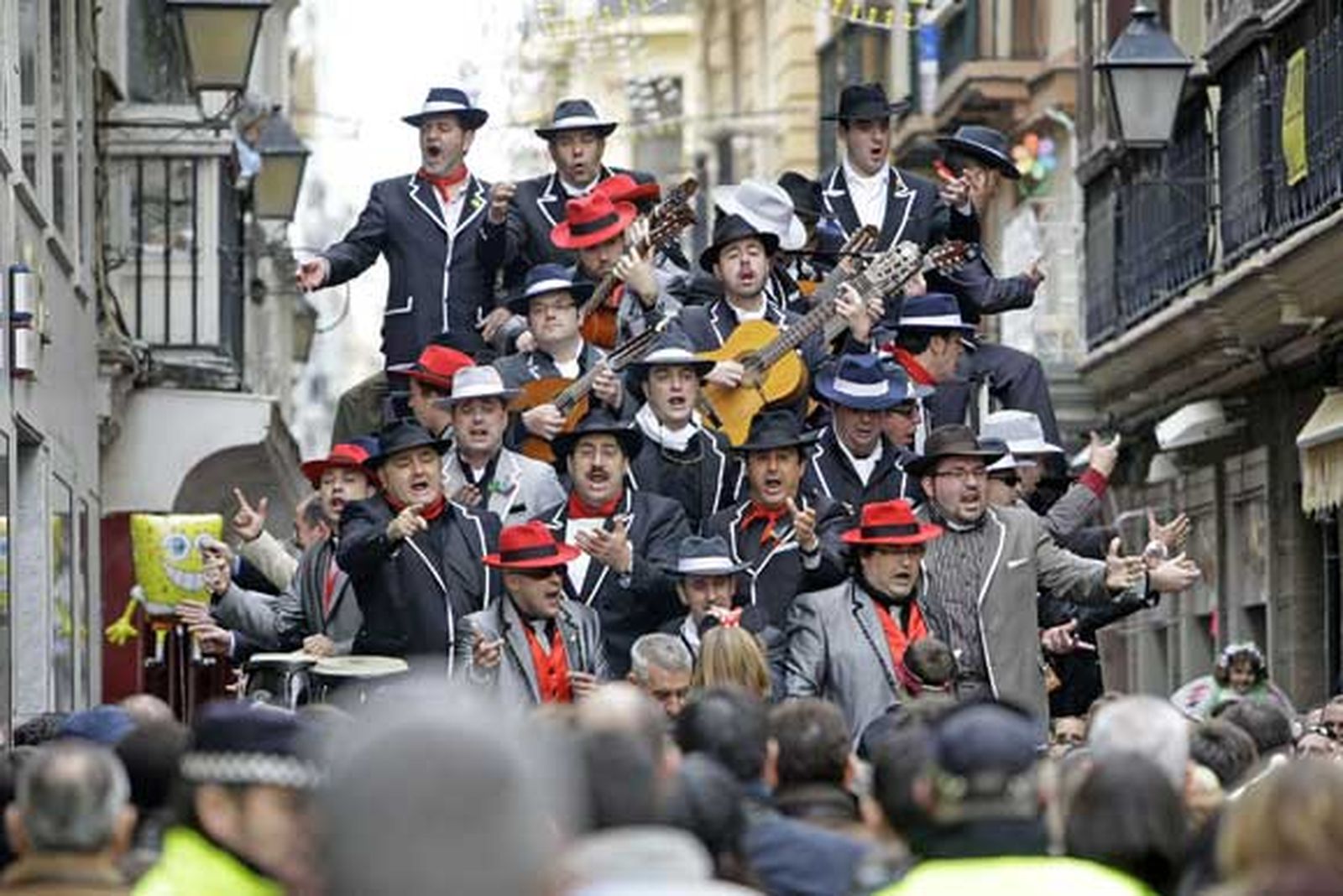 Gaditanos y foráneos tomaron las calles del centro en el primer fin de semana de Carnaval

Foto: Julio Gonzalez